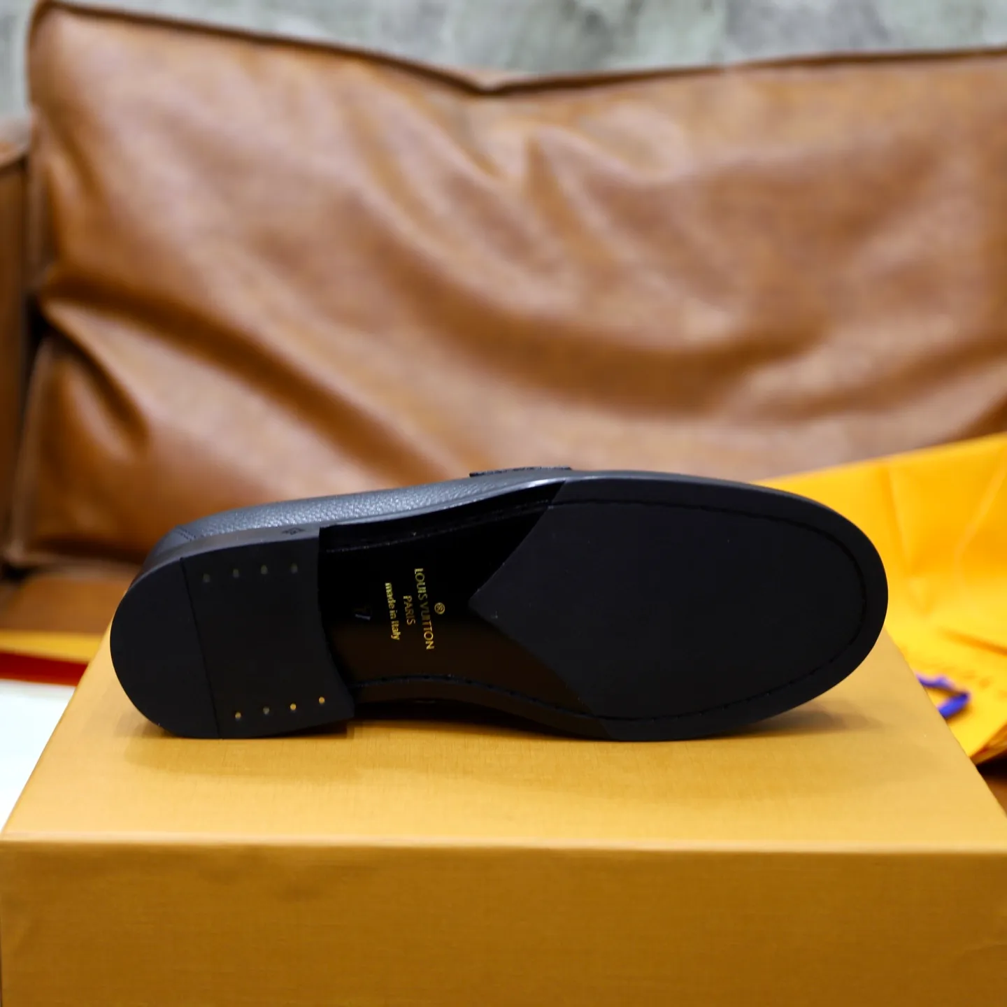 Men's Men's Shoes💰💰920LV Louis Vuitton Slip-on Loafers, top quality products from Guangzhou, ready for sale! This LV Glove loafer is made of selected soft cowhide, with a slightly wrinkled leather surface and a very high-end texture. Each pair is unique. The leather surface is light and soft, with a fine texture and good luster. It is a classic loafer style, with exquisite handmade mark stitching on the toe, and a square toe configuration to highlight the classic style. The horizontal band has hot-printed LV three-dimensional letters, semi-solid handcrafts and a genuine leather outsole, and a rubber patch on the heel to create wear-resistant performance and comfort. One of the must-have loafers for men! Comes with full original packaging! Code number: 38-39-40-41-42-43-44 (38, 45, 46 customized) standard leather shoe code